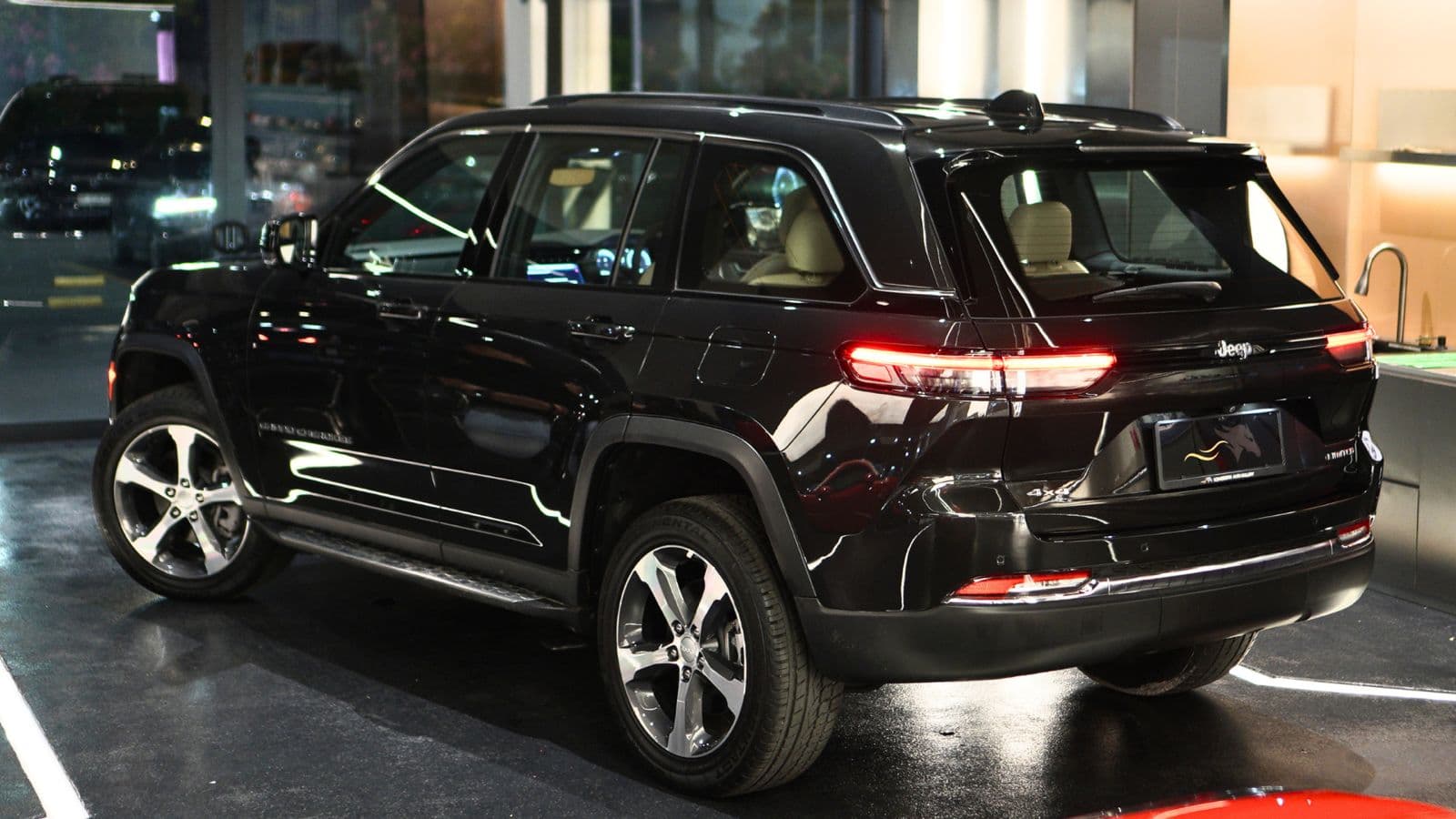 JEEP GRAND CHEROKEE 2.0T — photo 3 of 4